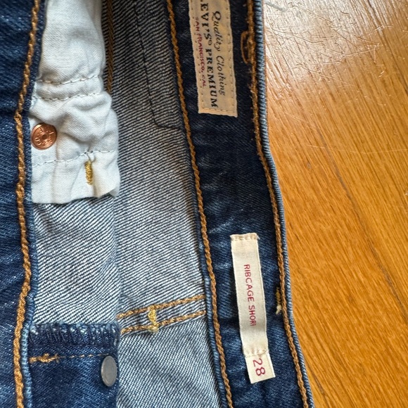 Levi's Ribcage Shorts - Picture 5 of 10